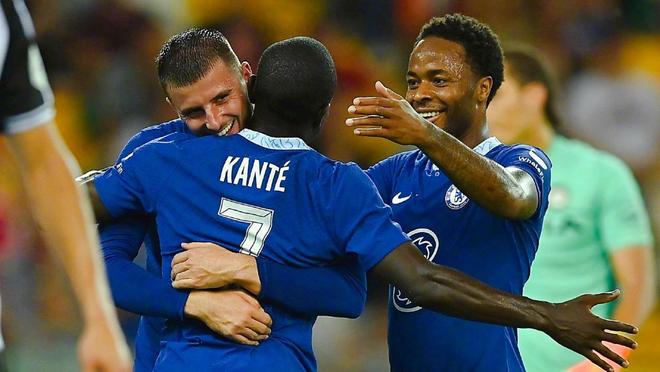 长春亚泰队启程出征青岛时，球迷用歌声为将士们送行（长春亚泰出征青岛，球迷以歌声送行）