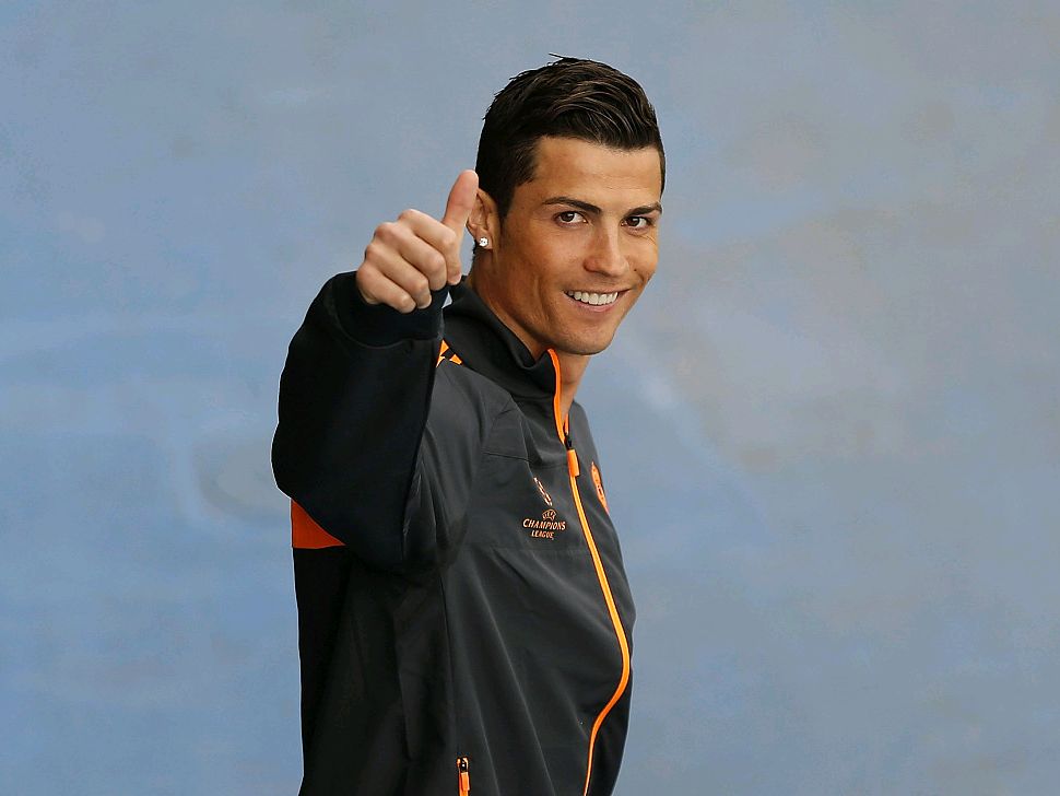 挑衅中国！日本球星三笘薰手持日本二战战犯照片，网友：封杀他（日本球员三笘薰陷舆论风波，部分网友呼吁封杀）