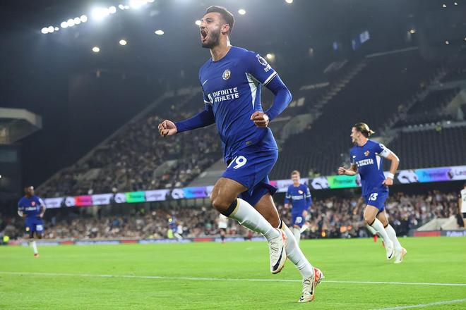 国安全队抵达北京，大兴机场内围满前来接机的国安球迷（国安全队回京，大兴机场挤满前来接机的国安球迷）